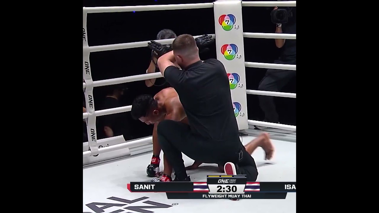 WIPEOUT ‍ Isannuea stops Sanit with a sneaky elbow!