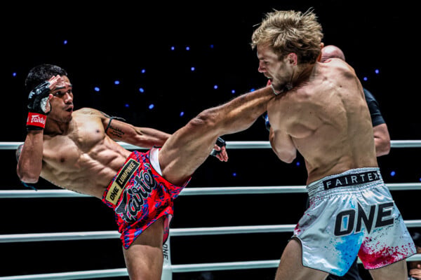 Buakaew Sor Sor Pakorn kicks Jacob Thompson at ONE Friday Fights 144