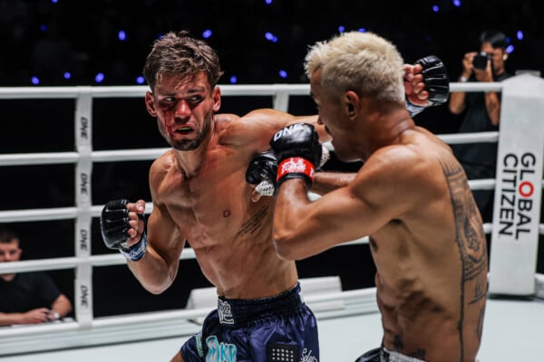 George Jarvis cracks Sinsamut Klinmee with a punch
