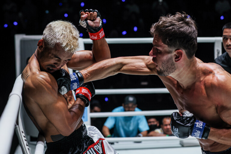 George Jarvis Sinsamut Klinmee ONE FigGeorge Jarvis cracks Sinsamut Klinmee with a punchht Night 41 13
