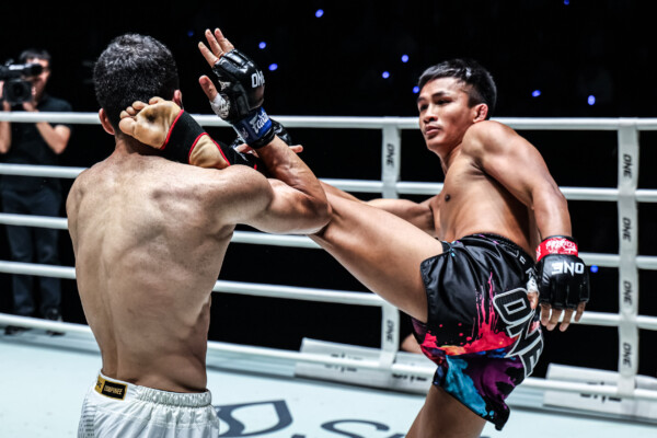 Kongsuk Sitsarawatsuer kicks Babak Solouki at ONE Friday Fights 146