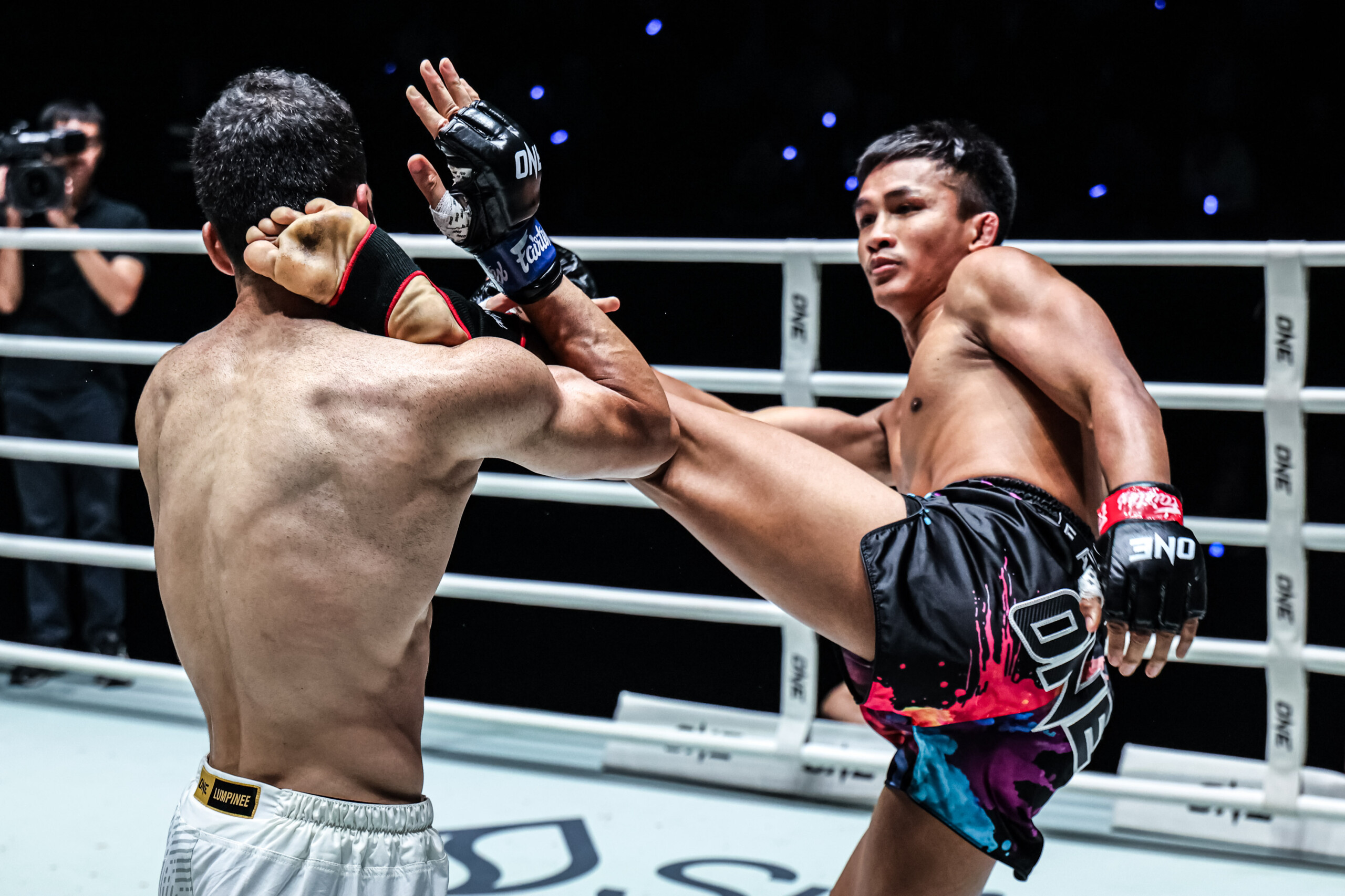 Kongsuk Sitsarawatsuer kicks Babak Solouki at ONE Friday Fights 146