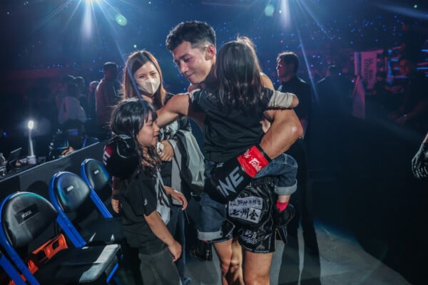 Hiroki Akimoto shares a warm embrace with his family before the action kicks off at ONE SAMURAI 1.