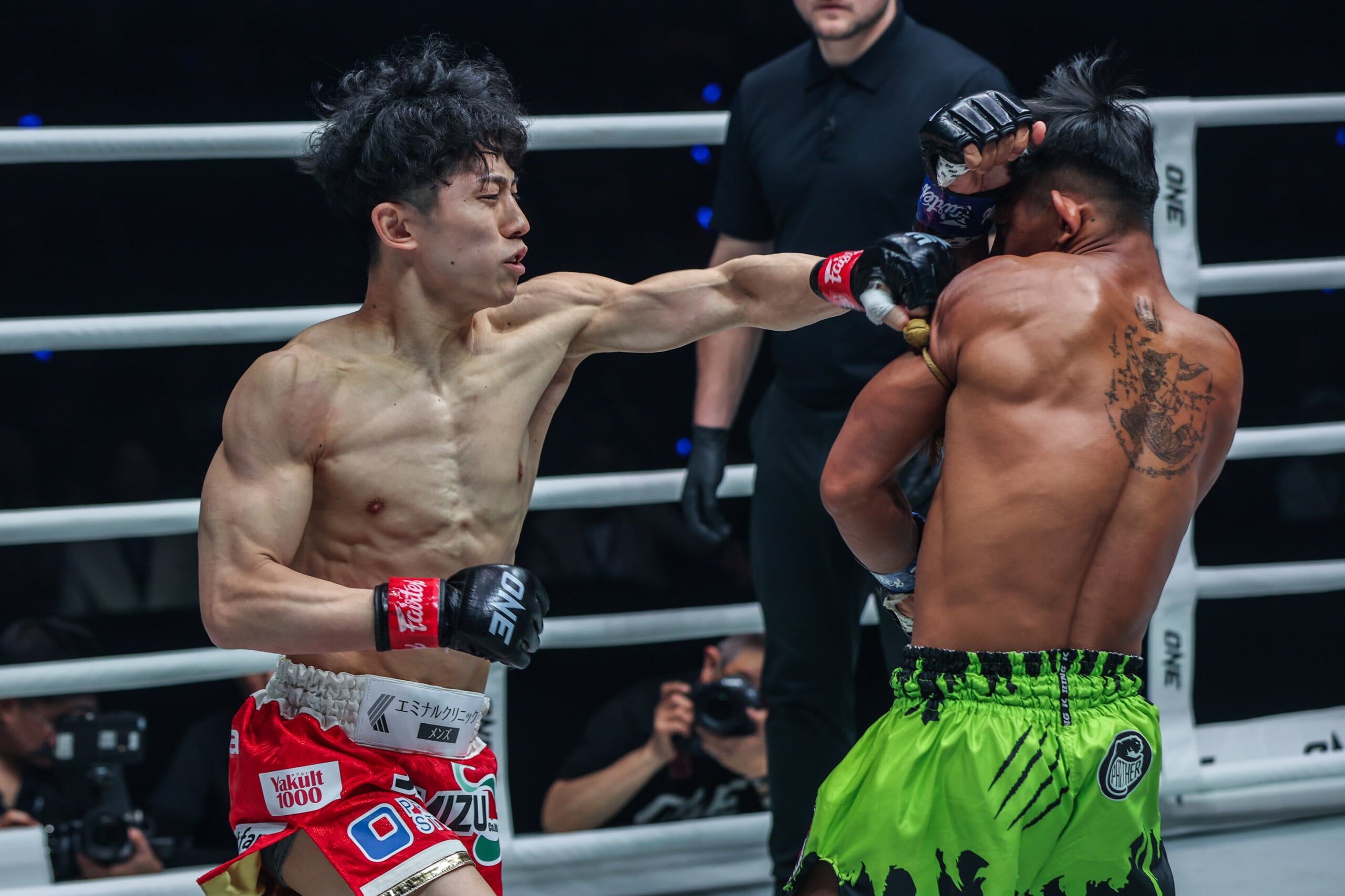 Nadaka Yoshinari punches Songchainoi Kiatsongrit