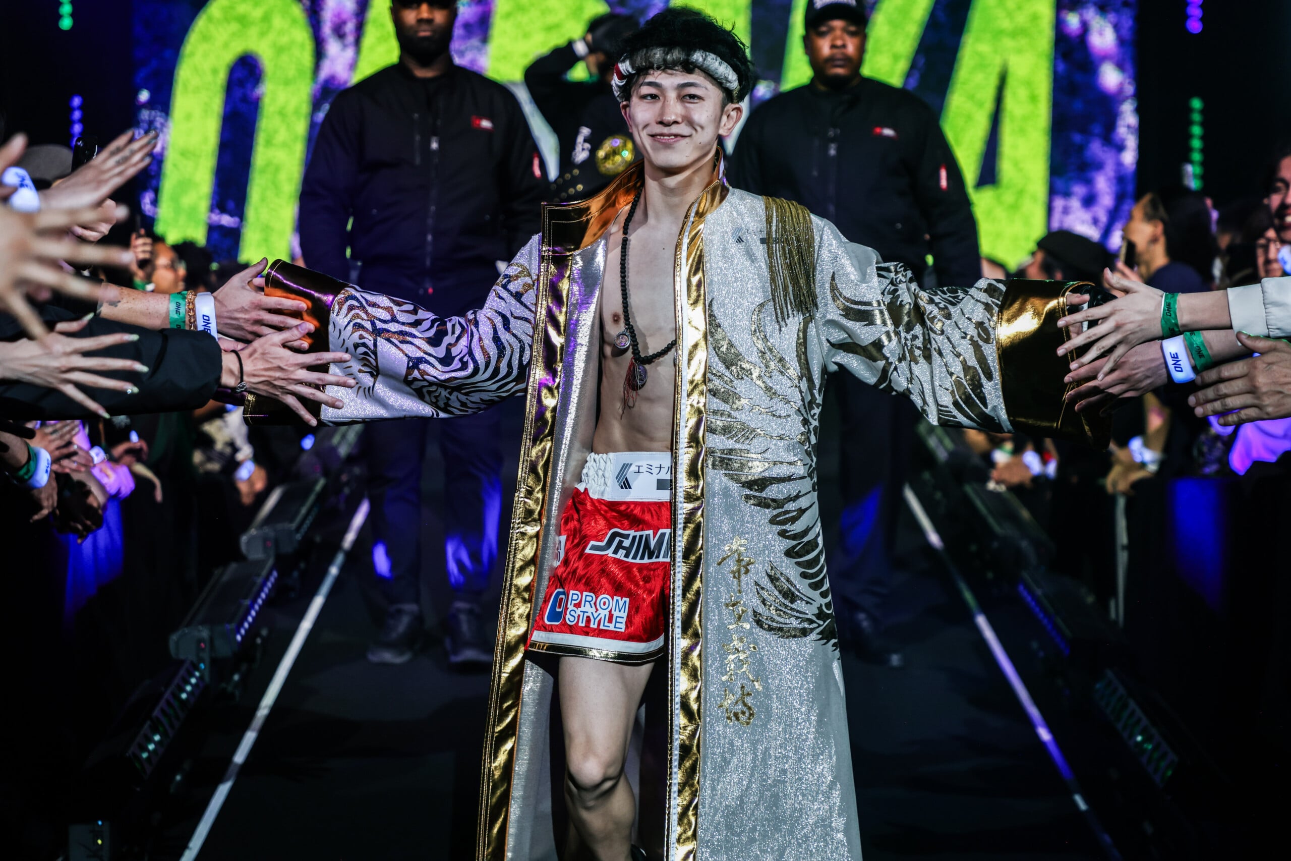 Nadaka enters the ring against Songchainoi Kiatsongrit at ONE SAMURAI
