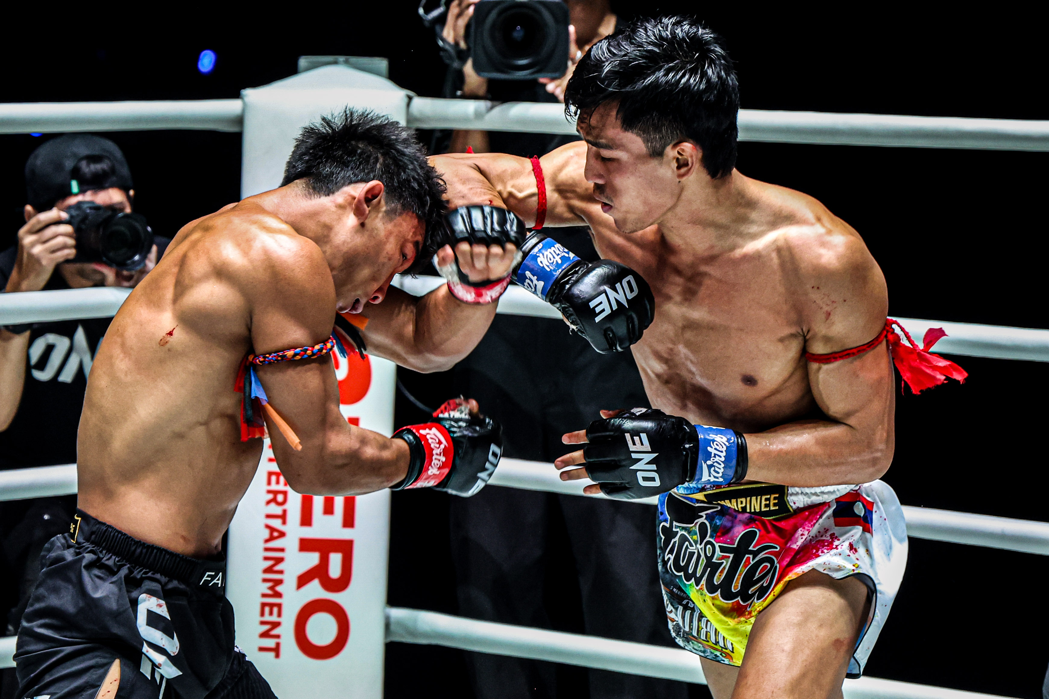 Petnamkhong Sor Maneekhot lands an elbow on Tonglampoon FA Group