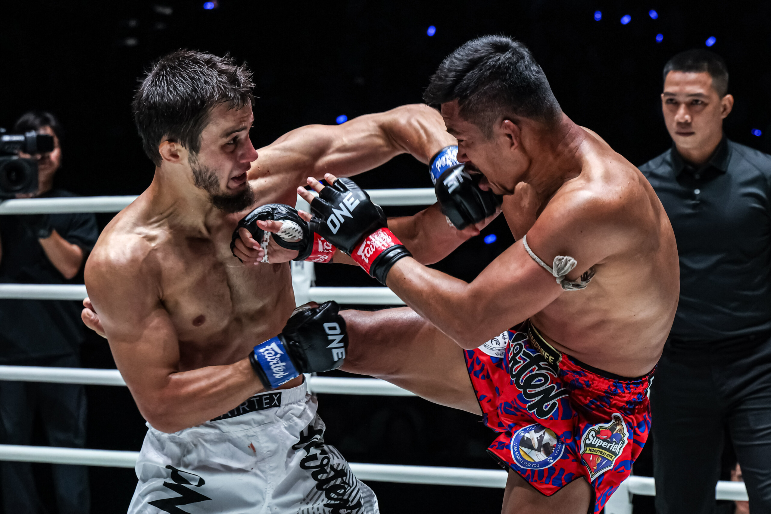 Abdulla Dayakaev punches Superlek in their first fight.