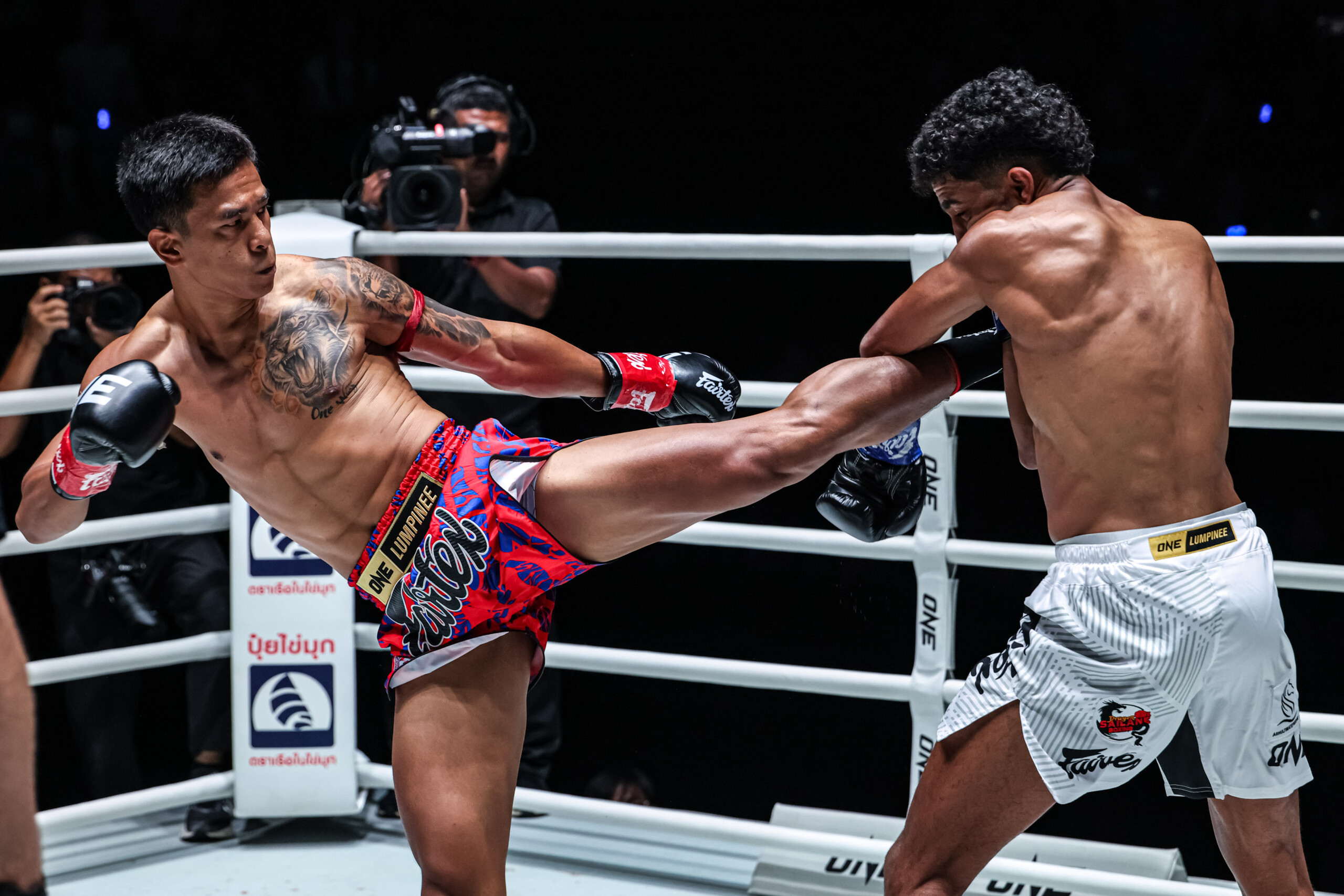 Panpayak Jitmuangnon lands a thunderous left on Othman Rhouni at ONE Friday Fights 155.