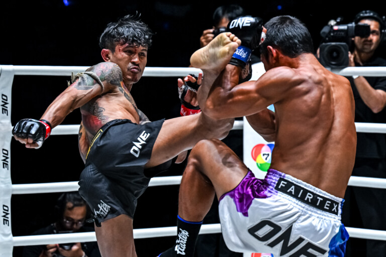 Rungnarai Kiatmoo9 lands a right kick on Den Sitnayoktaweeptaphong at ONE Friday Fights 154