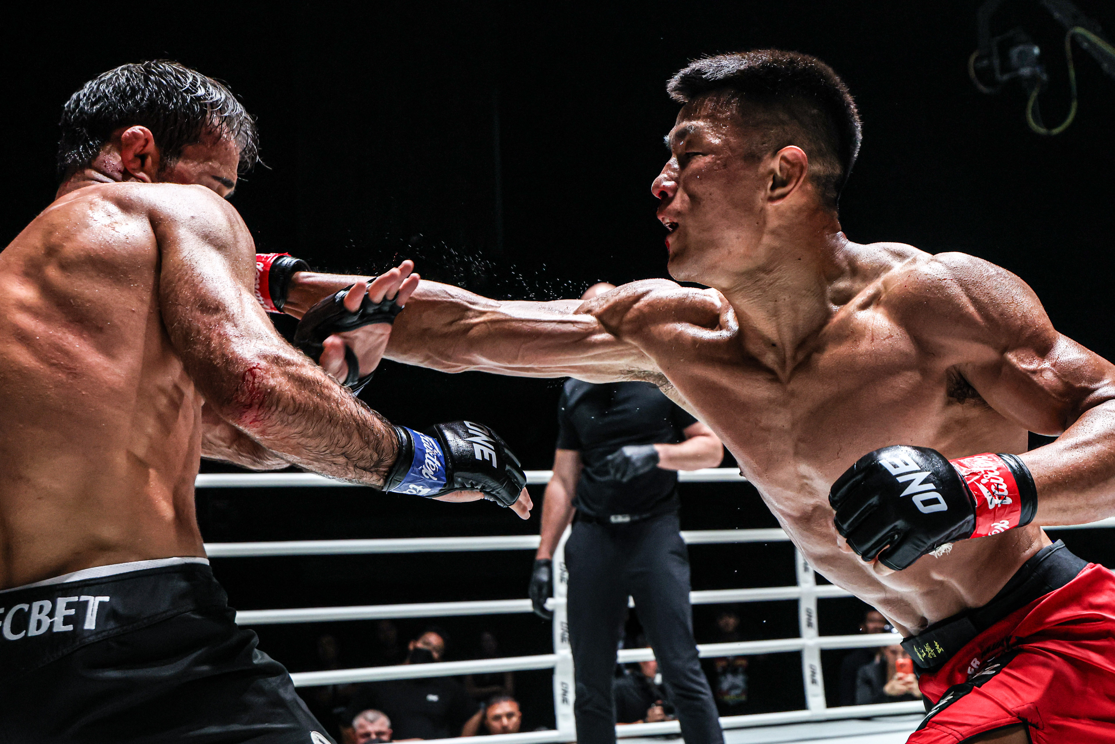 Tang Kai cracks Shamil Gasanov in the head at ONE Fight Night 43