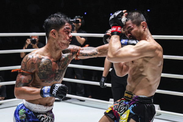 Kongthoranee Sor Sommai punches Nong-O Hama