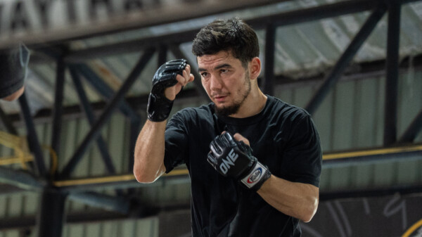Aslamjon Ortikov shadowboxes during the open workout for The Inner Circle 20