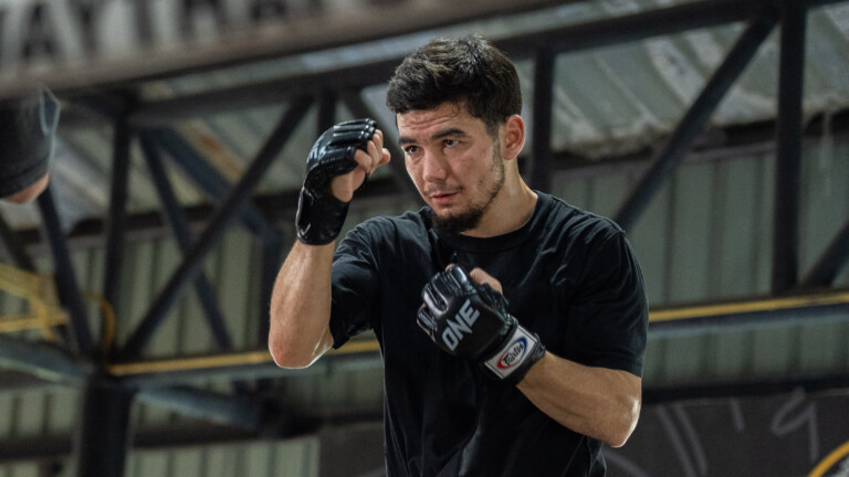 Aslamjon Ortikov shadowboxes during the open workout for The Inner Circle 20