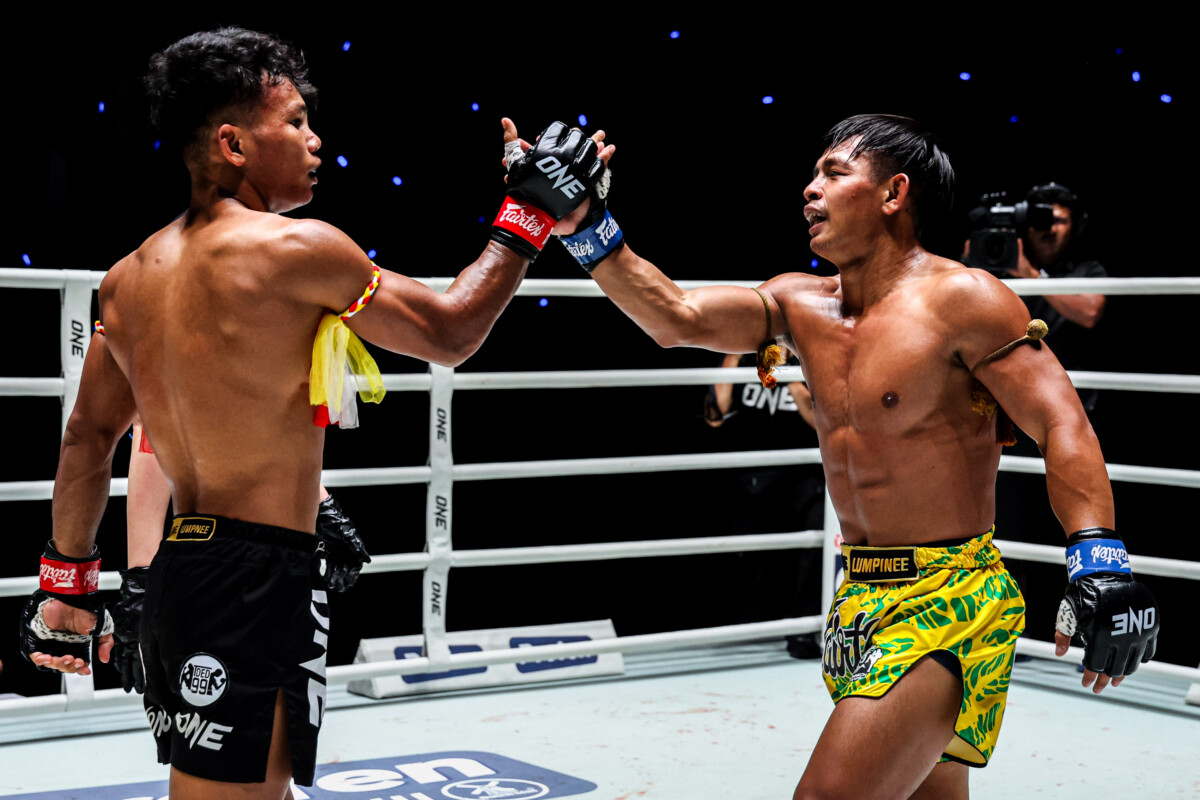 Numsurin Chor Ketwina and Songchainoi Kiatsongrit touches gloves at ONE Friday Fights 160.