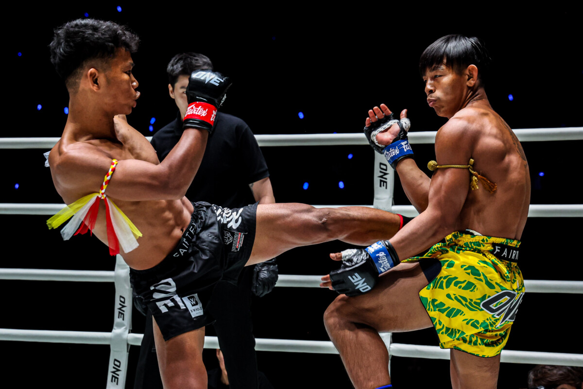 Numsurin Chor Ketwina lands a kick to the midsection against Songchainoi at ONE Friday Fights 160.