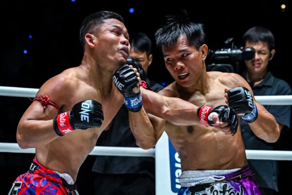 Sornsueknoi lands a solid uppercut on Rambong at The Inner Circle 18