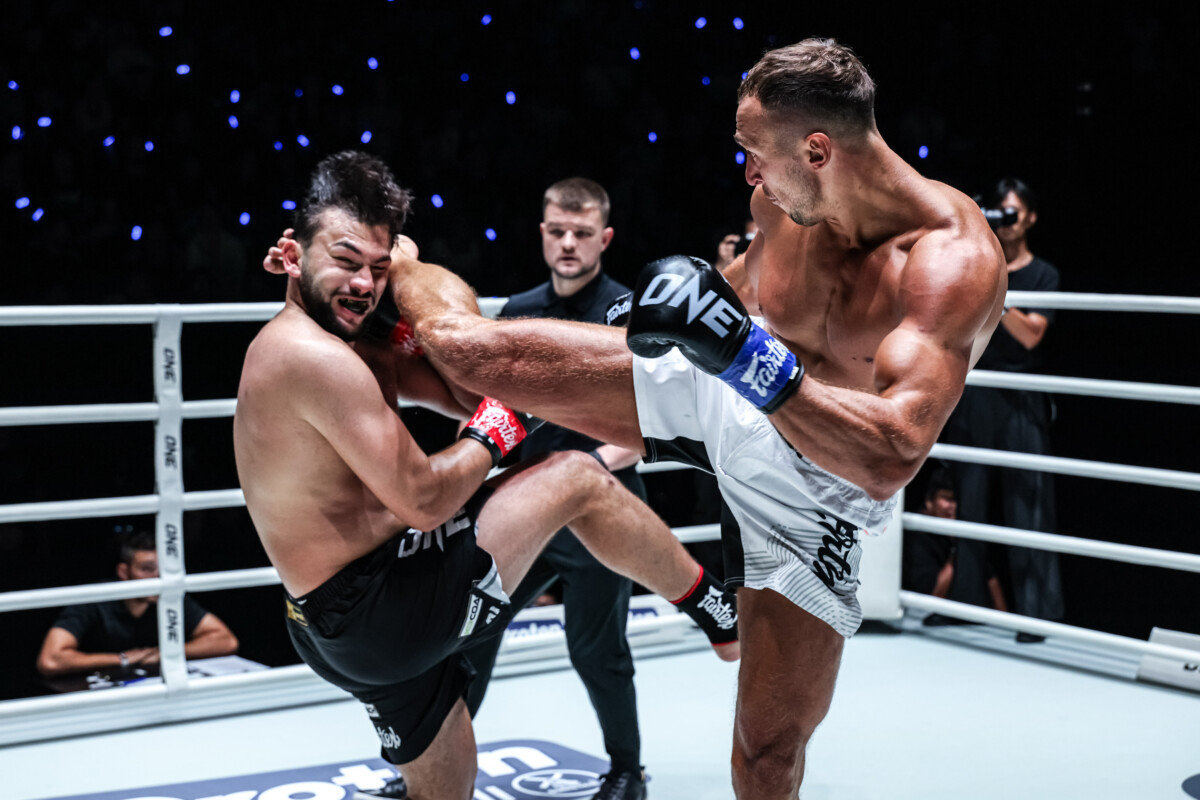 Roman Kryklia kicks Samet Agdeve in the head