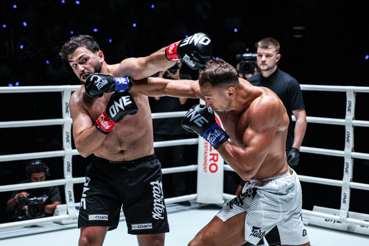 Roman Kryklia fires a punch at Samet Agdeve