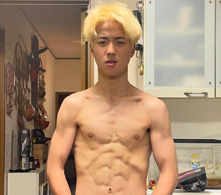 Ryujin Nasukawa displays his impressive physique.