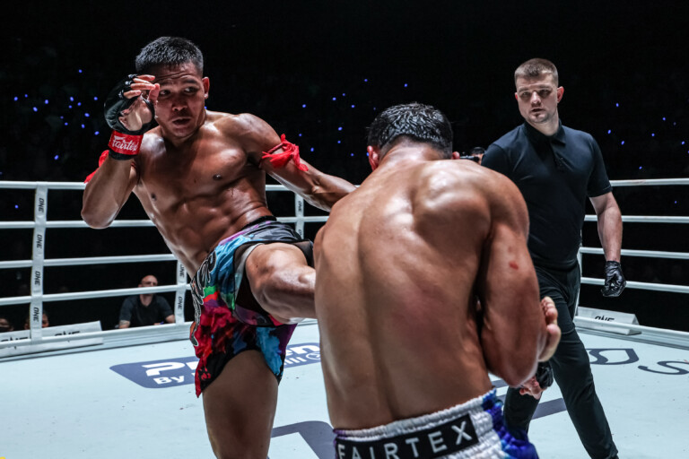 Tomyamkoong Bhumjaithai lands a hard left on Anar Mammadov at The Inner Circle 18.
