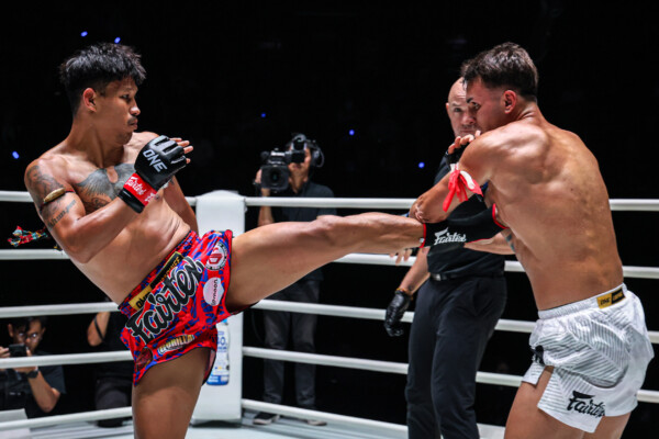 Yodkhunpon fires away at Semih Sah Cindir at ONE Friday Fights 160.