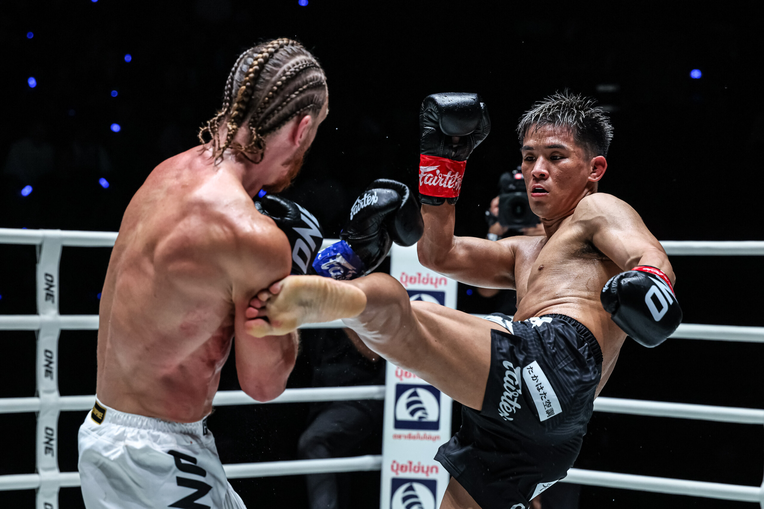 Yuki Yoza connects with a kick on Ben Woolliss at The Inner Circle 22.