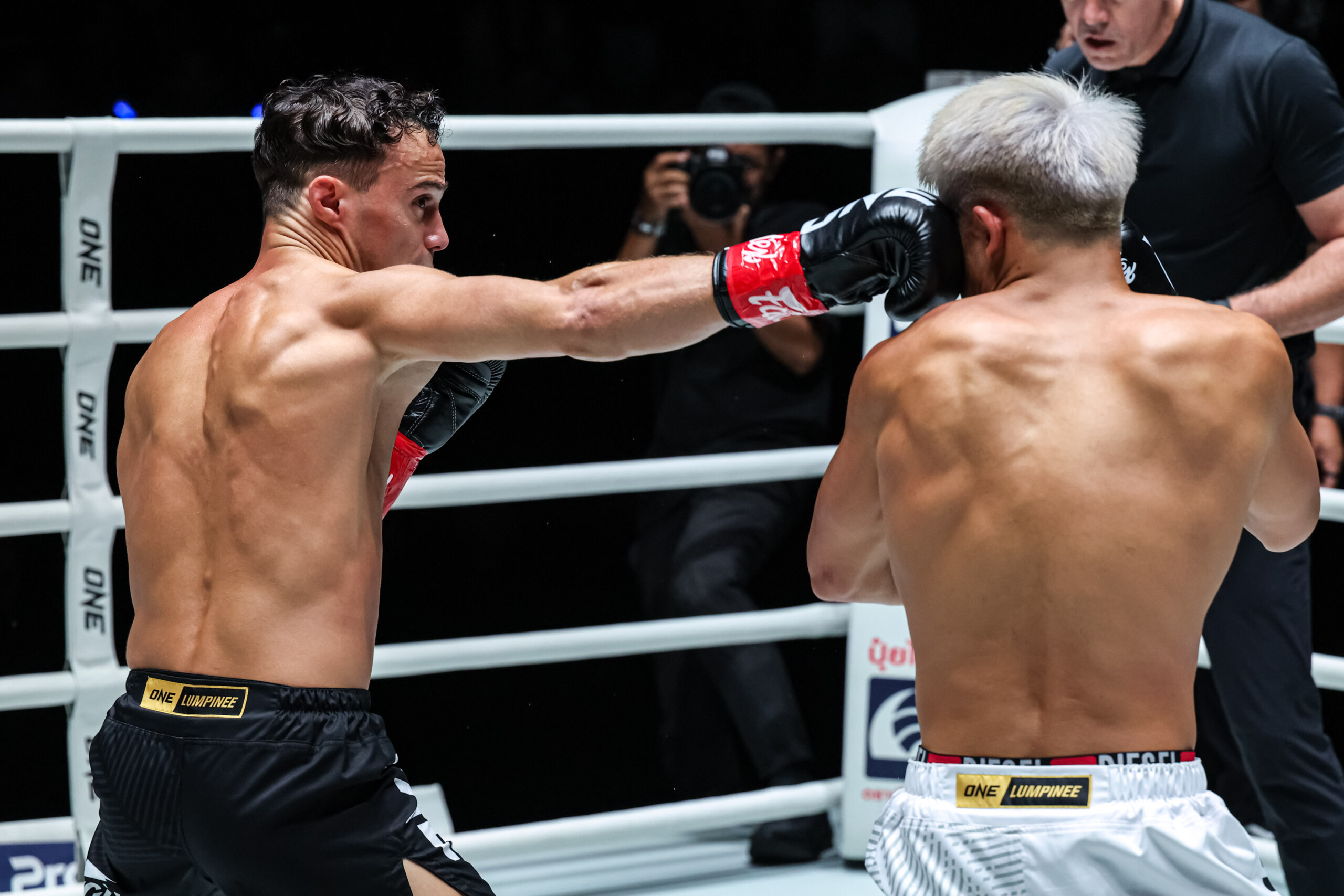Jonathan Di Bella lands a powerful right on Zhang Peimian at The Inner Circle 22.