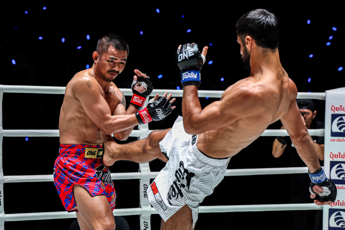 Abdallah Ondash lands a front kick on Chokpreecha PK TomTKalaiyont at The Inner Circle 24