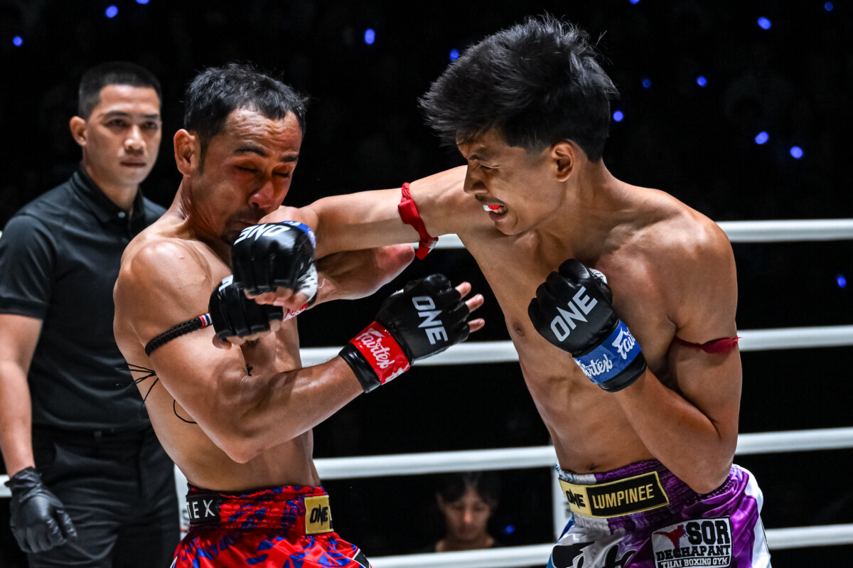 Aliff Sor Dechapan lands an elbow on Sam-A Gaiyanghadao at The Inner Circle 23.