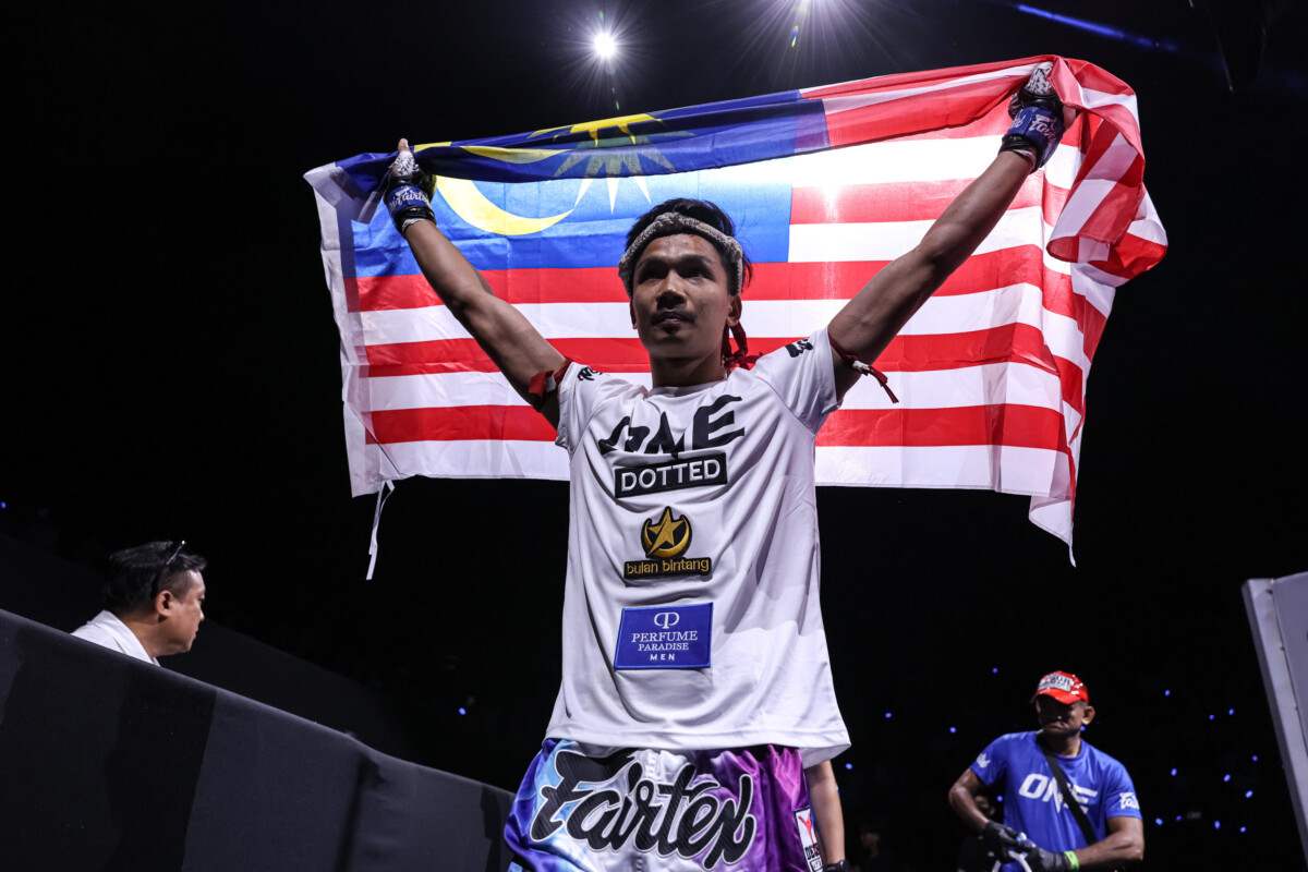 Aliff Sor Dechapan defeats Sam-A Gaiyanghadao via knockout at The Inner Circle 23