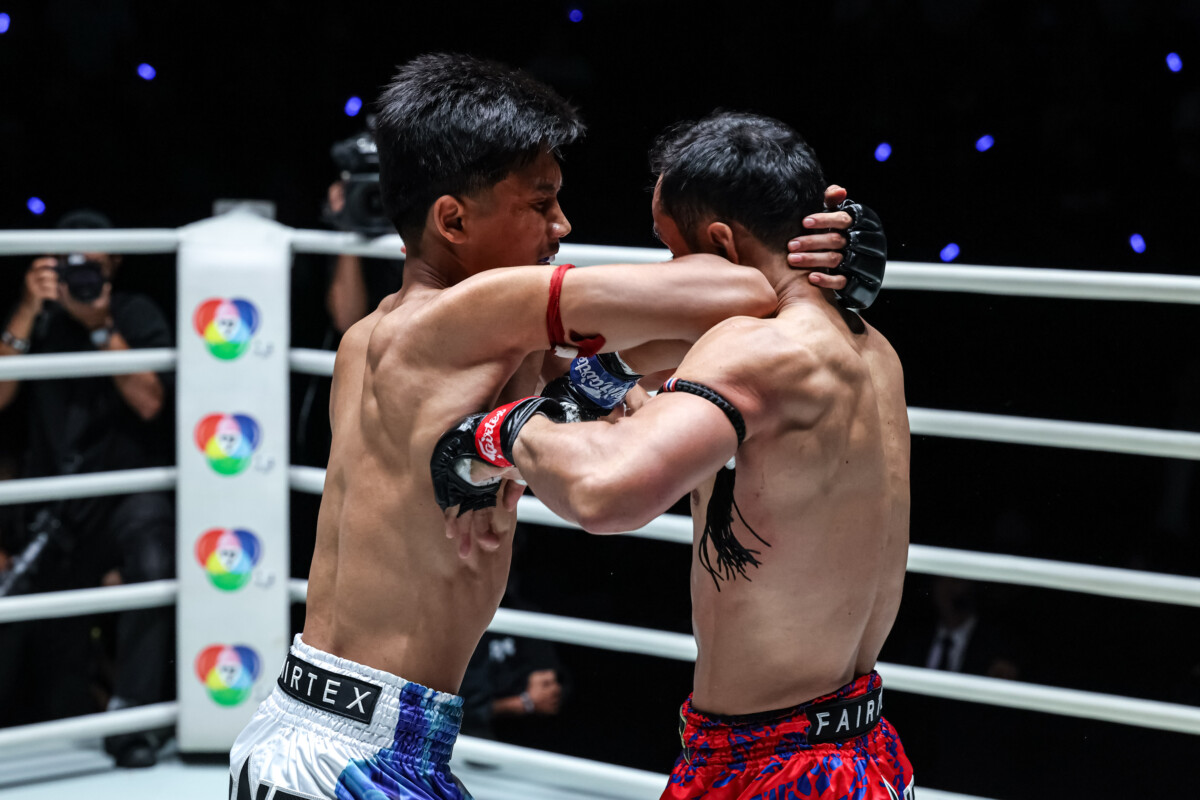 Aliff Sor Dechapan lands an elbow on Sam-A Gaiyanghadao at The Inner Circle 23.