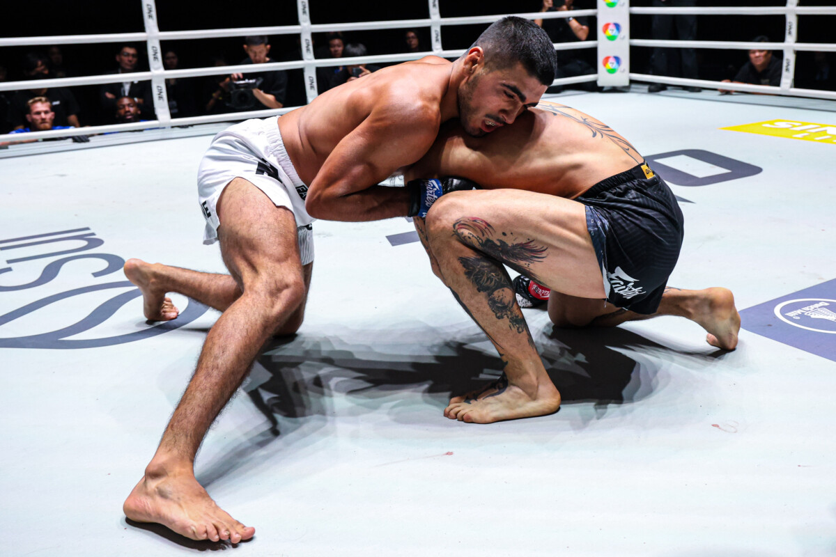 Elbek Alyshov avoids a takedown attempt from Enkh Orgil Baatarkhuu at The Inner Circle 24