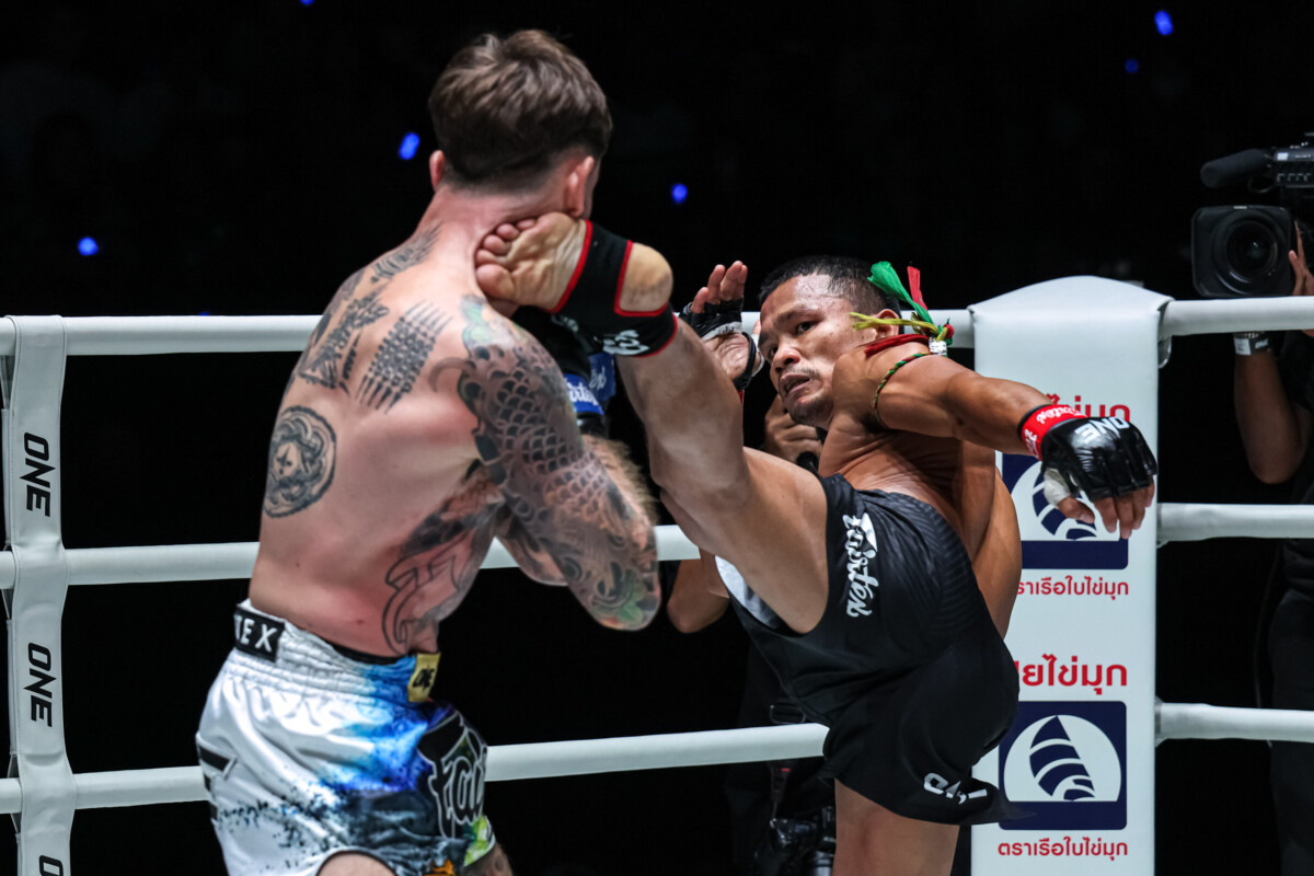 Khunponnoi Sor Sommai lands a kick on Gregor Thom at ONE Friday Fights 162.