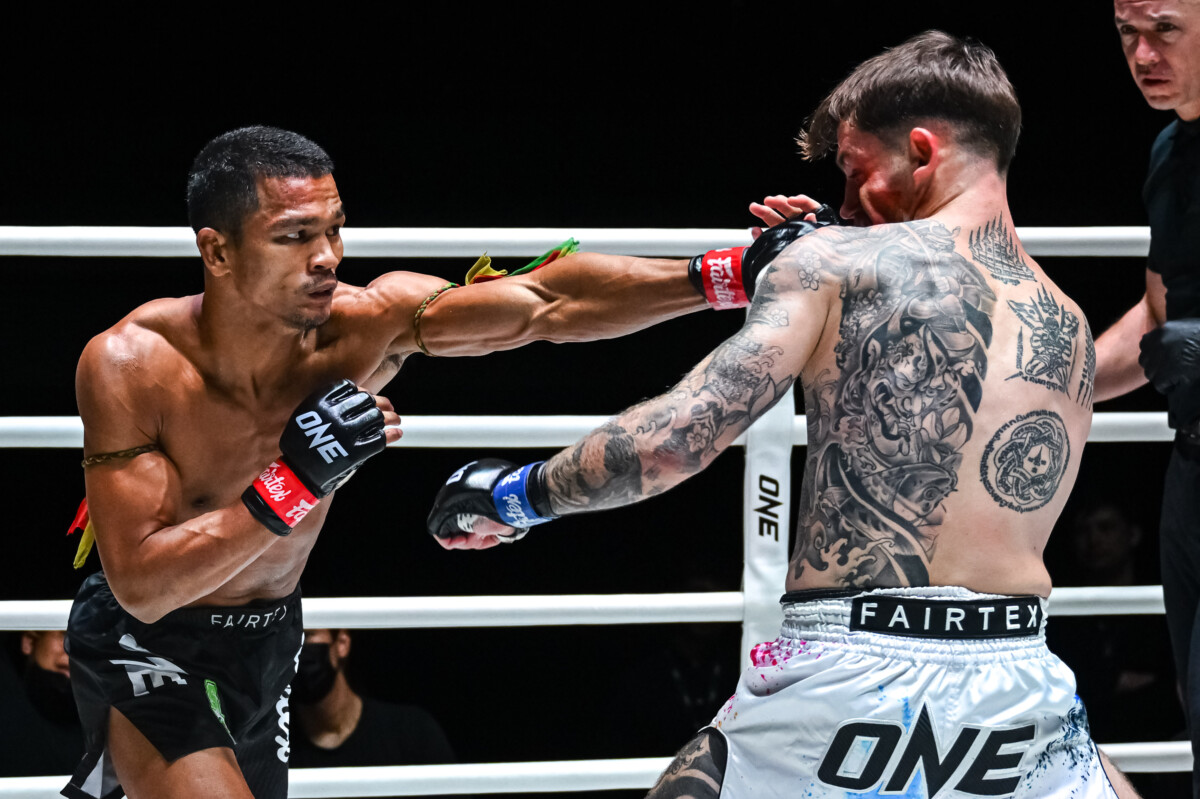 Khunponnoi Sor Sommai and Gregor Thom trade punches at ONE Friday Fights 162.