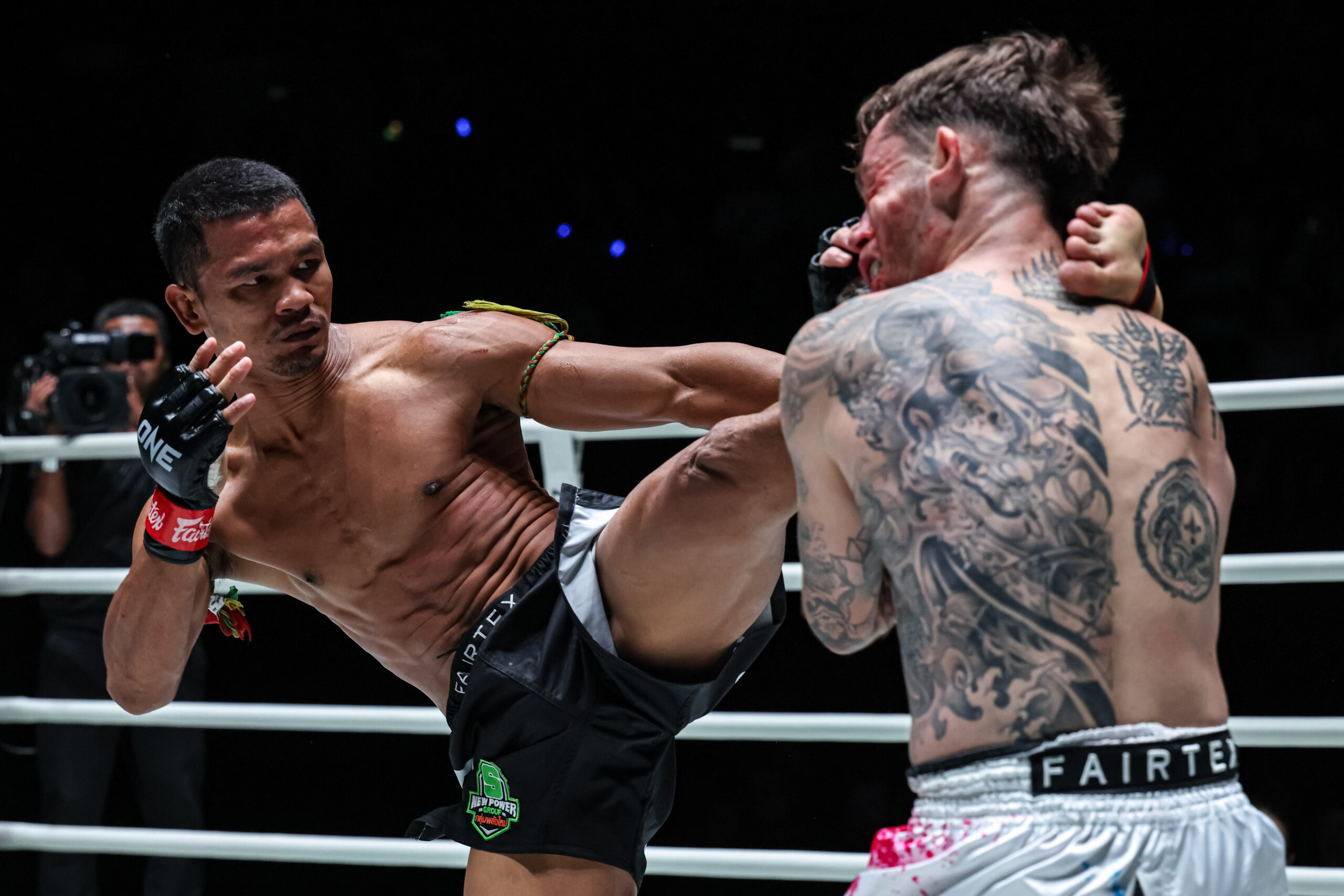 Khunponnoi Sor Sommai landed his kicks all night long against Gregor Thom at ONE Friday Fights 162.