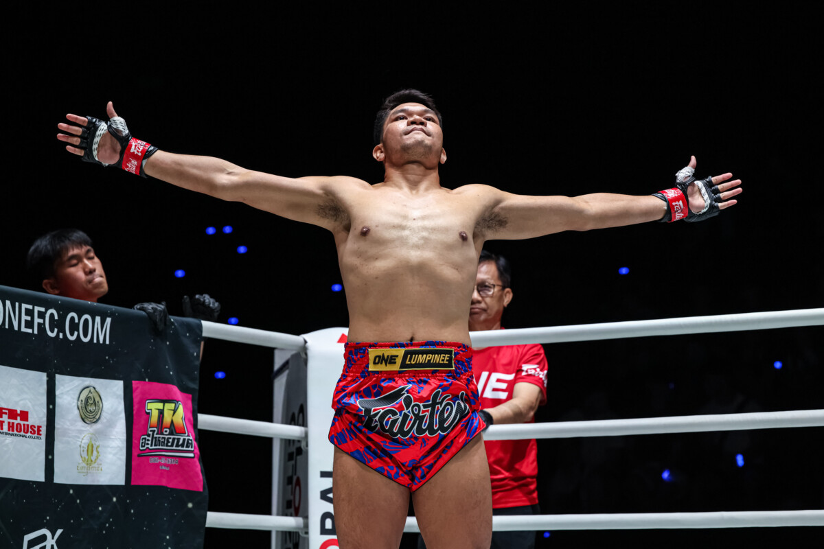 Kompikart PK Saenchai moments before his fight with Mustafa Al Tekreeti The Inner Circle 22