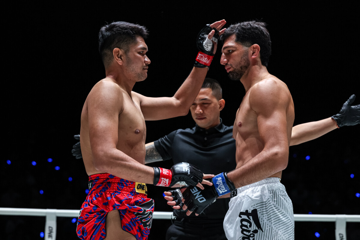 Mustafa Al Tekreeti and Kompikart PK Saenchai touch gloves at The Inner Circle 22
