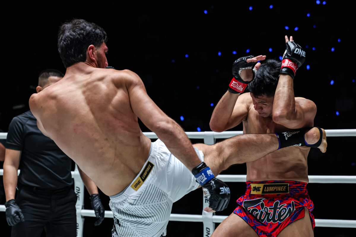 Mustafa Al-Tekreeti lands a body kick on Kompikart PK Saenchai