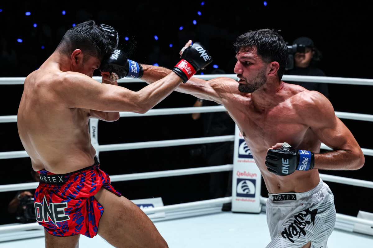 Mustafa Al Tekreeti unloads a straight punch on Kompikart PK Saenchai