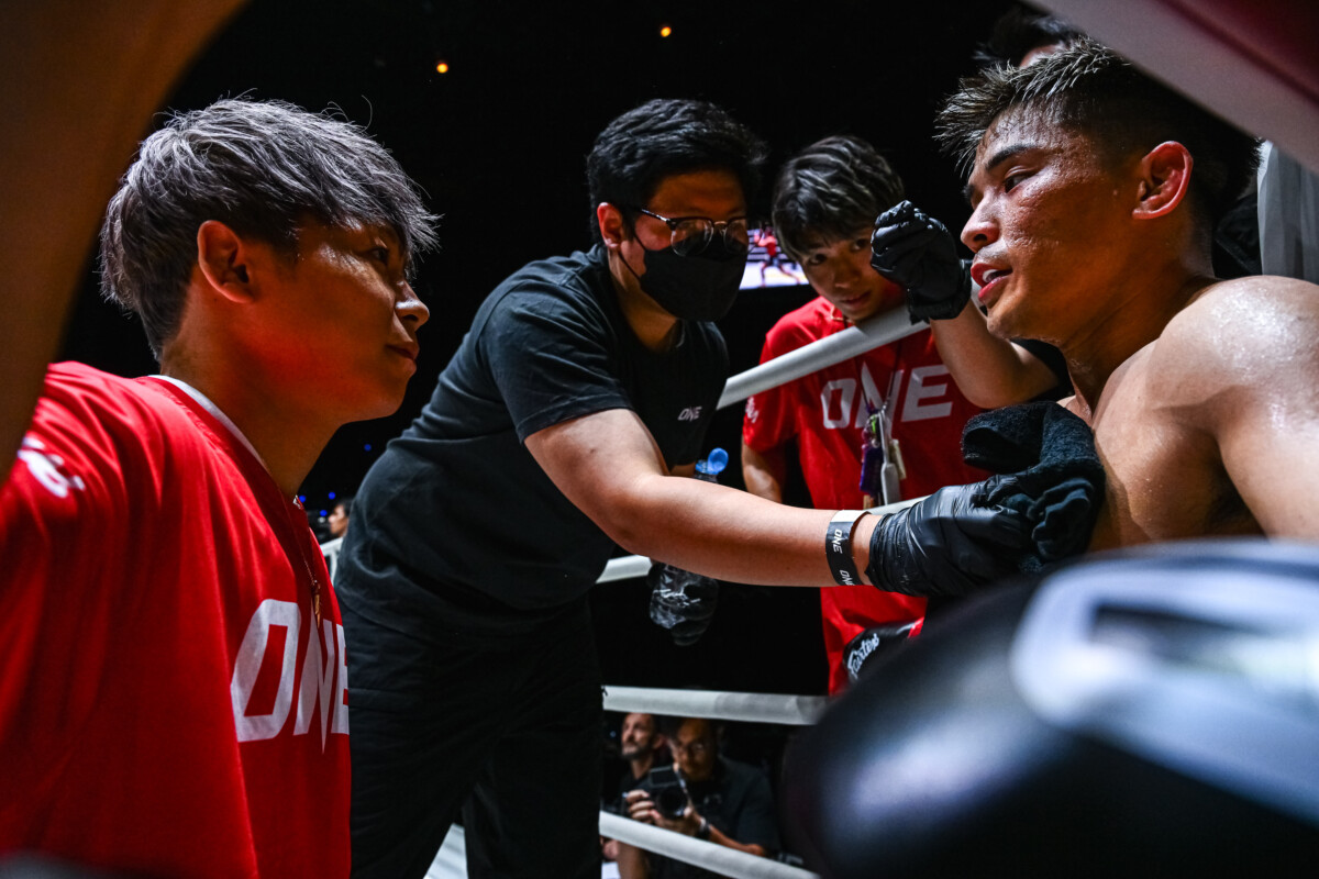 Takeru Segawa gives Yuki Yoza a pep talk at The Inner Circle 22.