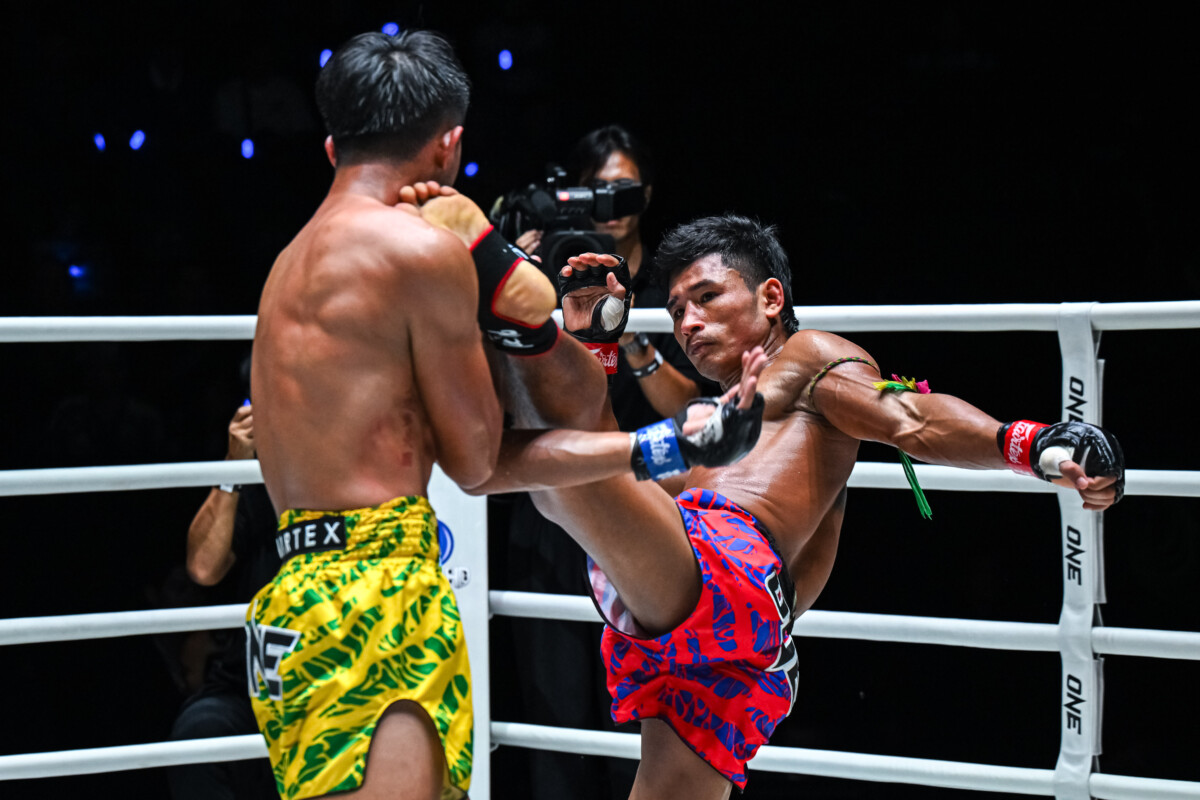 Sonrak Fairtex lands a kick on Wuttikrai Wor Chakrawut at The Inner Circle 22