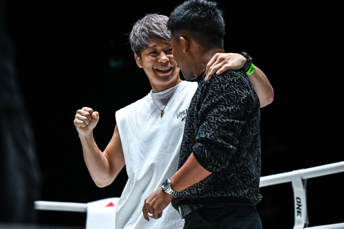 Takeru Segawa and Rodtang Jitmuangnon embrace each other during The Inner Circle 22