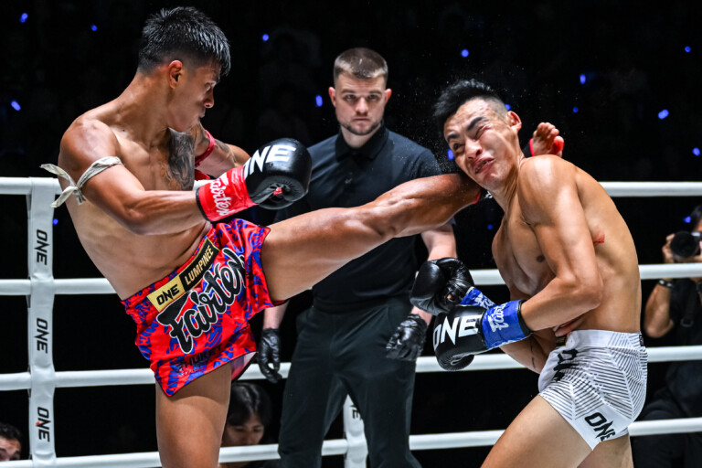 Panpayak Jitmuangnon connects with a head kick on Anuar Cisneros at The Inner Circle 23 on July 24