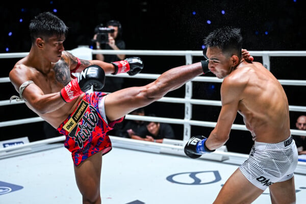 Panpayak Jitmuangnon connects with a head kick on Anuar Cisneros at The Inner Circle 23 on July 24