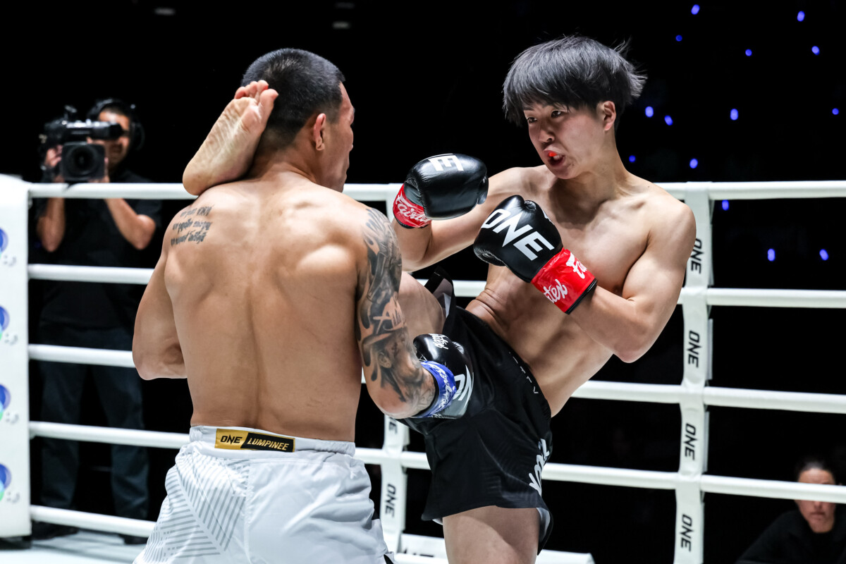 Ryujin Nasukawa lands a head kick on Thongpoon PK Saenchai at The Inner Circle 23