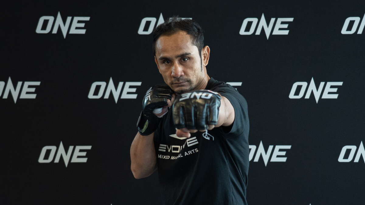 Sam-A Gaiyanghadao strikes a pose for photographers at The Inner Circle 23 open workout