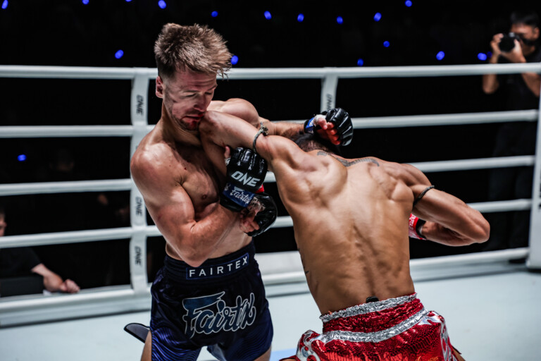 Suablack Tor Pran49 finishes Stephen Irvine with an elbow at ONE Fight Night 45 17