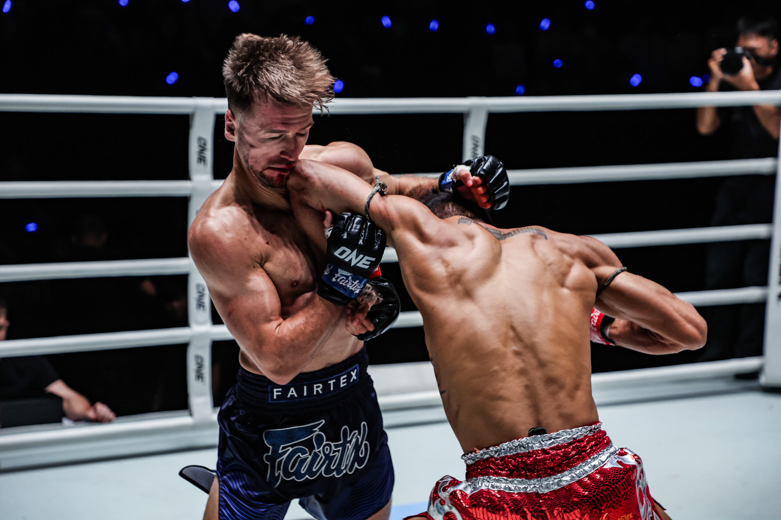 Suablack Tor Pran49 finishes Stephen Irvine with an elbow at ONE Fight Night 45 17