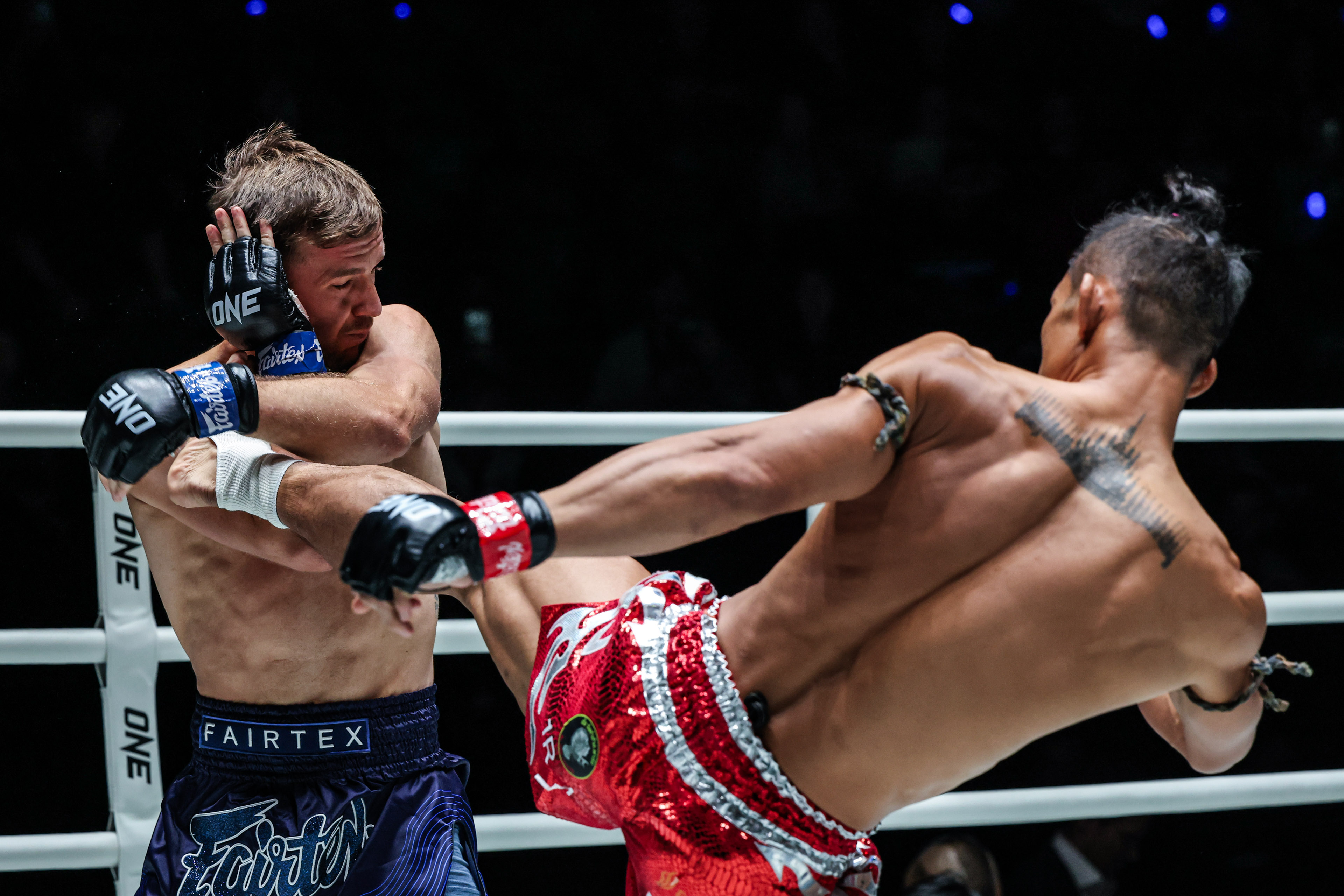 Suablack Tor Pran49 Stephen Irvine ONE Fight Night 45 5.jpg