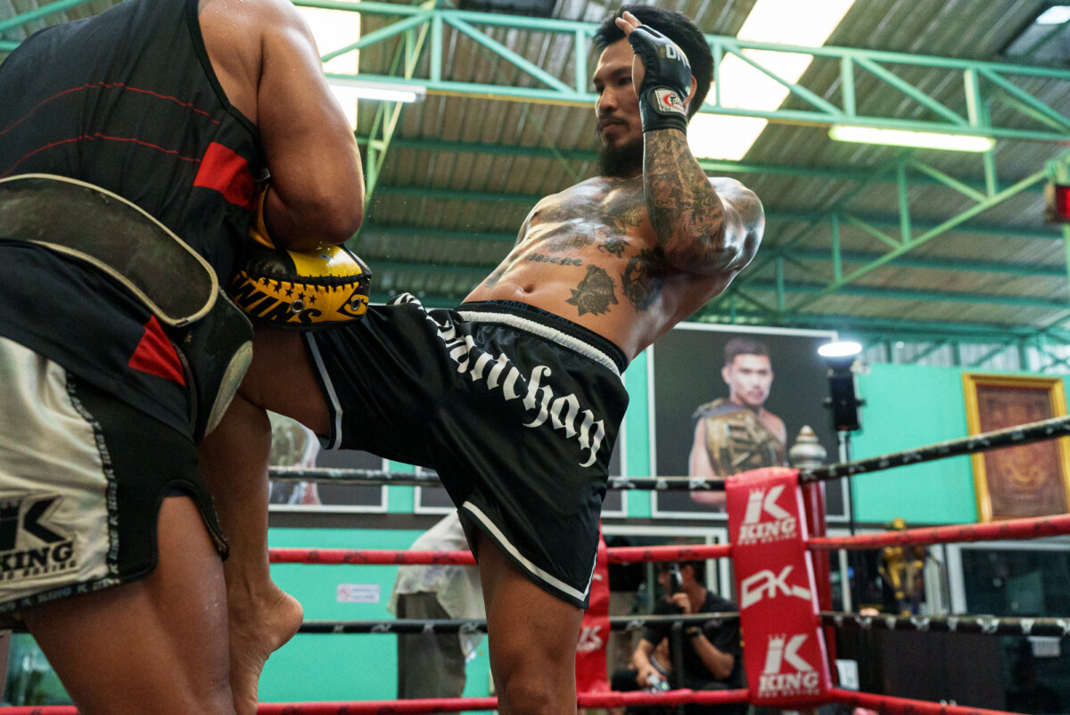 Suakim Pongsuphan PK throws a knee into the pads during The Inner Circle 25 open workout